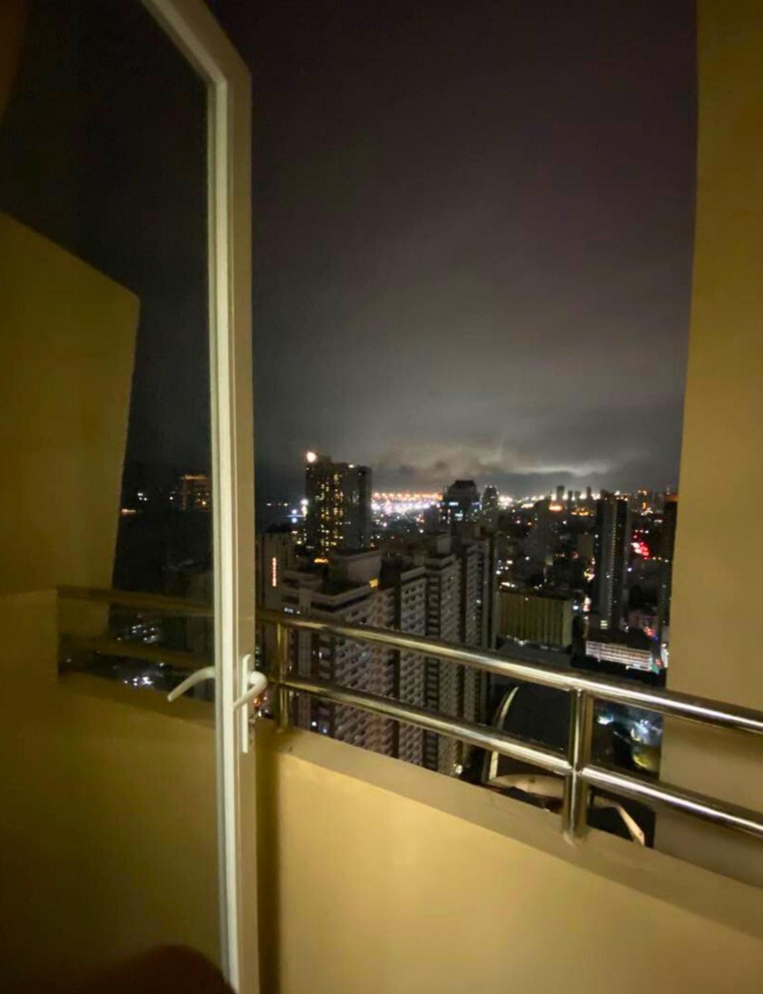 Near Us Embassy X Free Unlimited Pool, Massage & Sauna Access X Promo Month! Explore Deluxe W Balcony In Perfectly Situated Near Naia Airport, Heart Of Updated 2025 Price For Your Unforgettable Ultimate Staycation Experience 5*